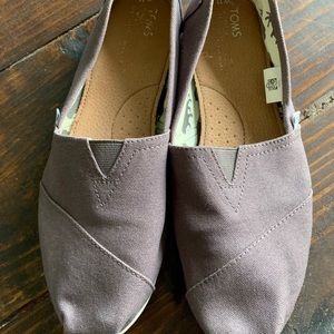 Tom’s Classic Canvas Slip-ons